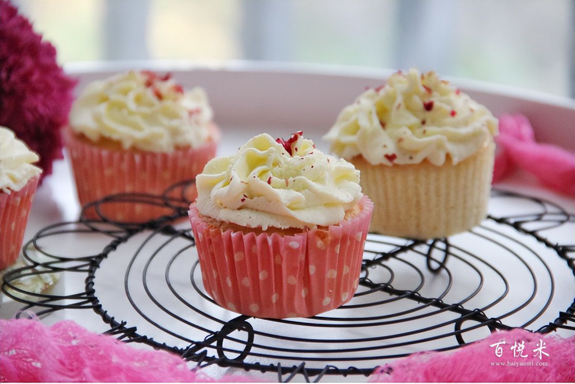 有簡單又好看的紙杯奶油小蛋糕，聚會必備